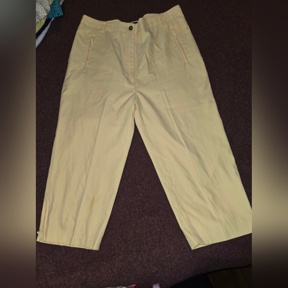 Jamie Sadock Size 8 Golf Capri In Butter Yellow One Small Spot Below Left Pocket
